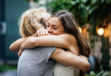 Przytulenia wiążą się z mniejszym negatywnym nastrojem, który zazwyczaj pojawia się kiedy mamy konflikt interpersonalny.